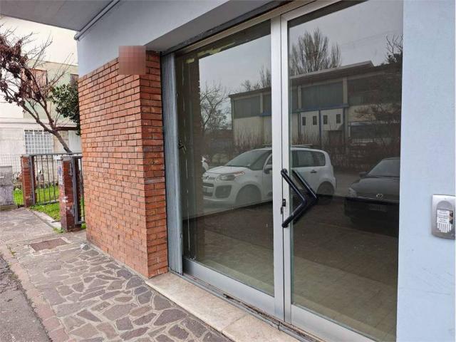 Locale Commerciale in affitto a Crocetta-San Lazzaro-Modena Est, Modena
