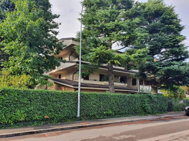 Appartamento in affitto a Cederna, Monza