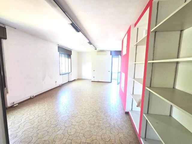 Locale Commerciale in affitto a Camin, Padova