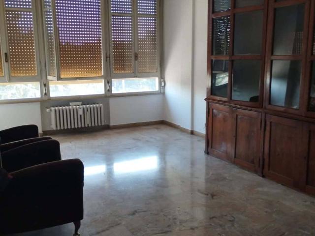 Appartamento in affitto a Sant'Agostino città-Porta Castello, Re