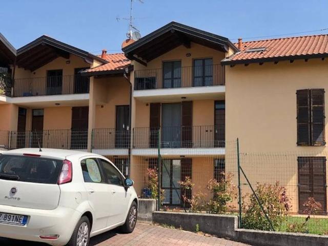 Appartamento in affitto a Varano Borghi, Lombardia