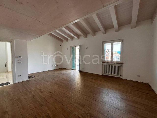 Appartamento in affitto a Nord-Est, Brenzone
