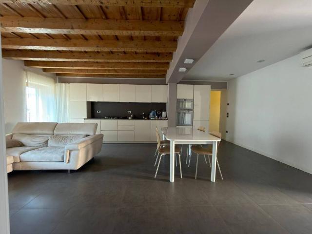 Appartamento in affitto a Ovest, Brenzone