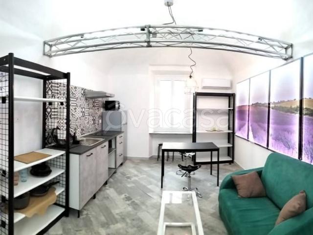 Appartamento in affitto a Bizzarone, Como