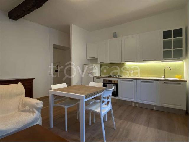 Appartamento in affitto a Angera, Lombardia