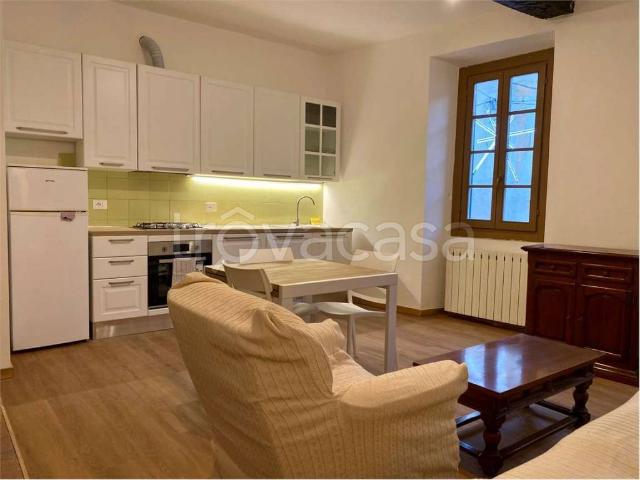 Appartamento in affitto a Angera, Lombardia