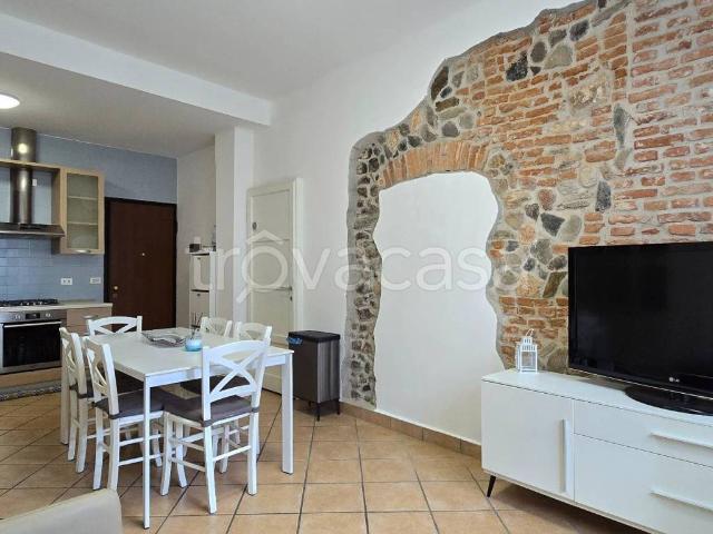 Appartamento in affitto a Angera, Lombardia