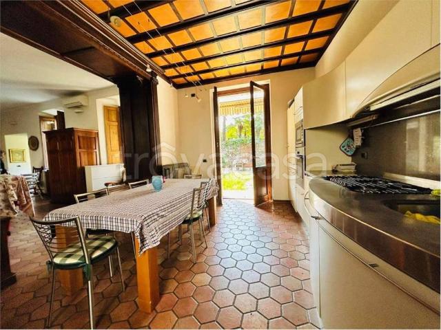Appartamento in affitto a Angera, Lombardia