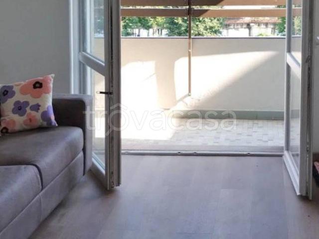 Appartamento in affitto a Angera, Varese