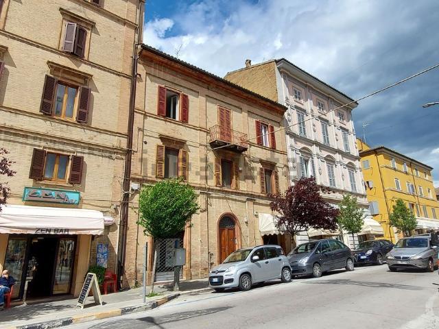 Appartamento in affitto a Centro storico, Marche