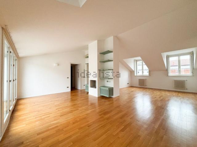 Attico in affitto a Municipio 1, Milano