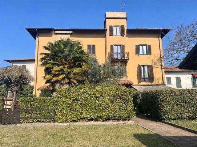 Appartamento in affitto a Angera, Lombardia