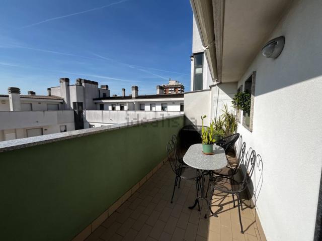 Attico in affitto a Municipio 9, Milano