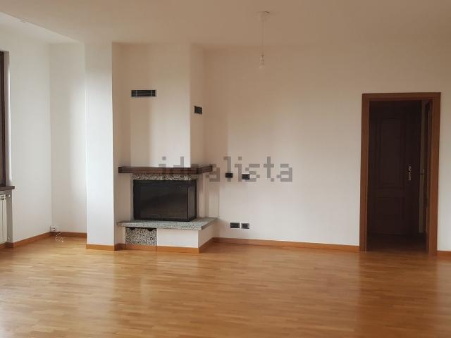 Appartamento in affitto a Bizzarone, Como