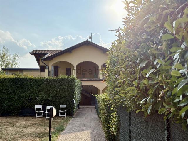 Appartamento in affitto a Daverio, Lombardia