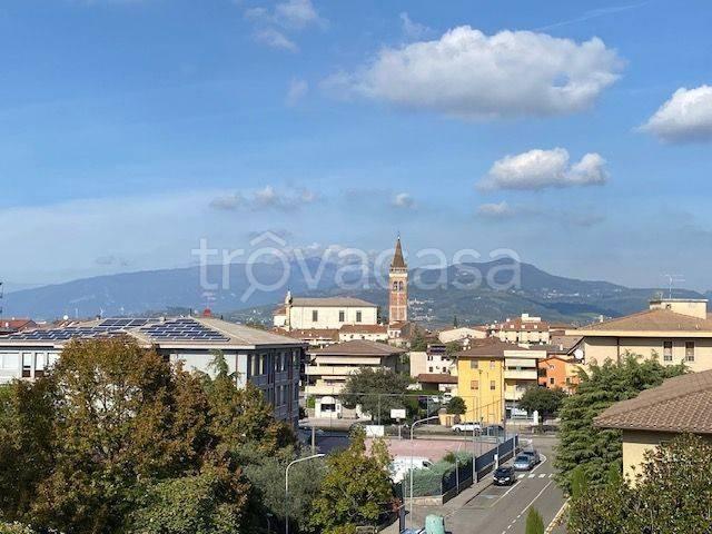 Appartamento in affitto a Bussolengo, Verona