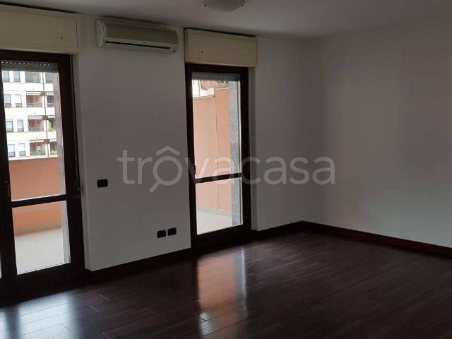 Appartamento in affitto a Municipio 6, Milano