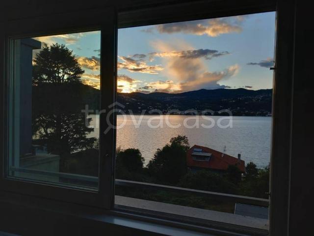Appartamento in affitto a Angera, Lombardia