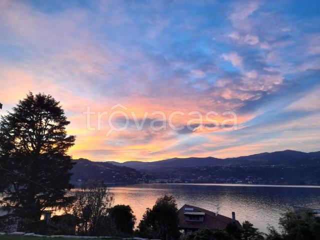Appartamento in affitto a Angera, Lombardia