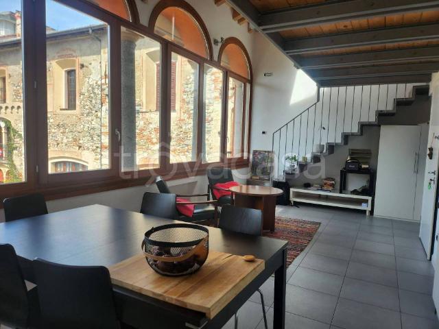 Appartamento in affitto a Angera, Lombardia