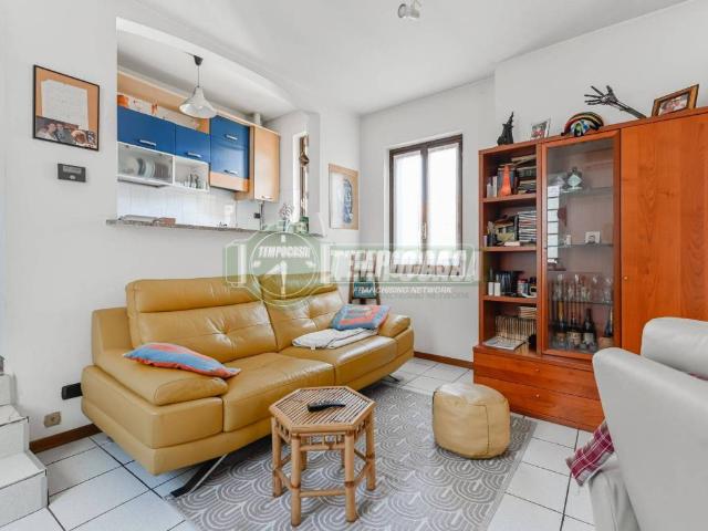 Villa Indipendente in vendita a Aicurzio, Monza e della Brianza
