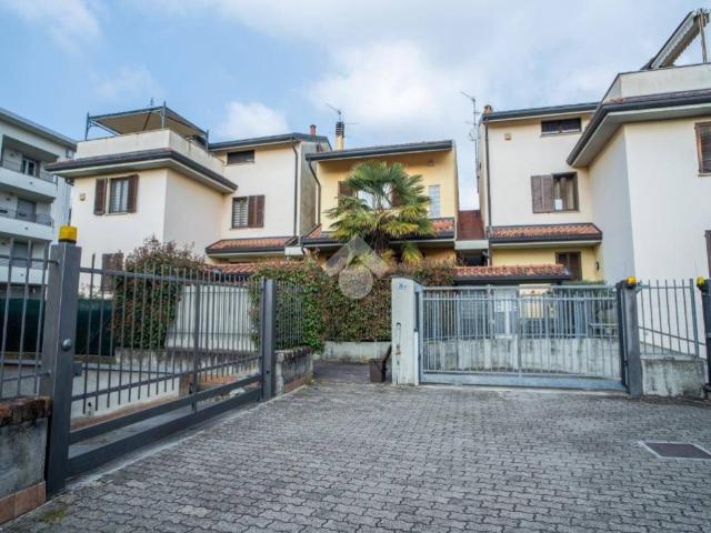 Villa Schiera in vendita a Albiate, Lombardia