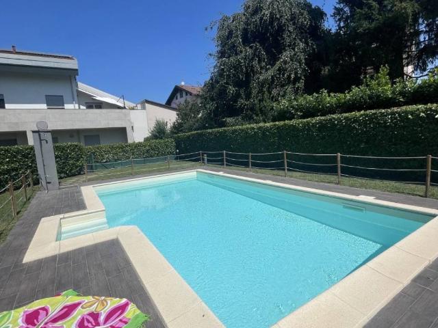 Appartamento in vendita a Albiate, Lombardia