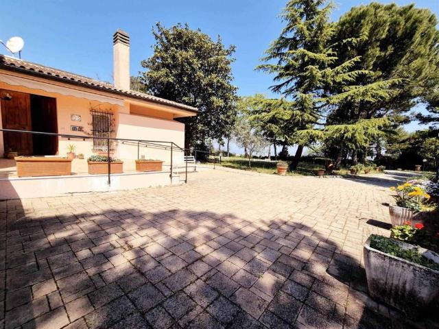 Villa Indipendente in vendita a Baraccola Ovest, Marche