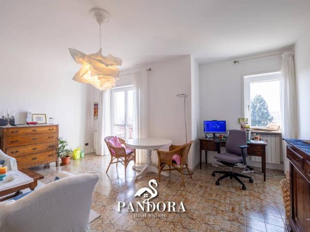 Appartamento in vendita a Angera, Lombardia