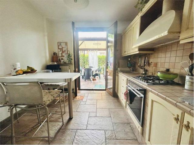 Villa Indipendente in vendita a Angera, Varese