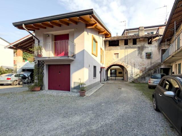 Villa Indipendente in vendita a Angera, Lombardia