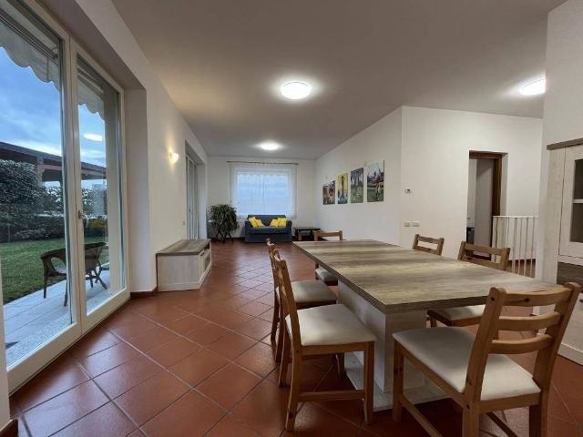 Appartamento in vendita a Angera, Lombardia