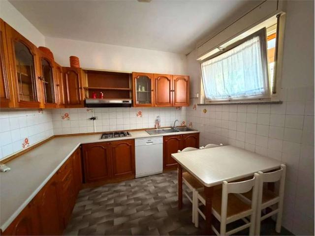 Appartamento in vendita a Angera, Lombardia