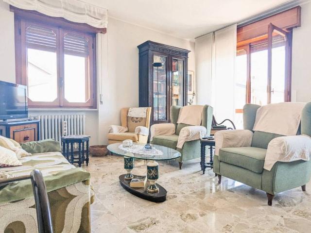 Appartamento in vendita a Angera, Lombardia