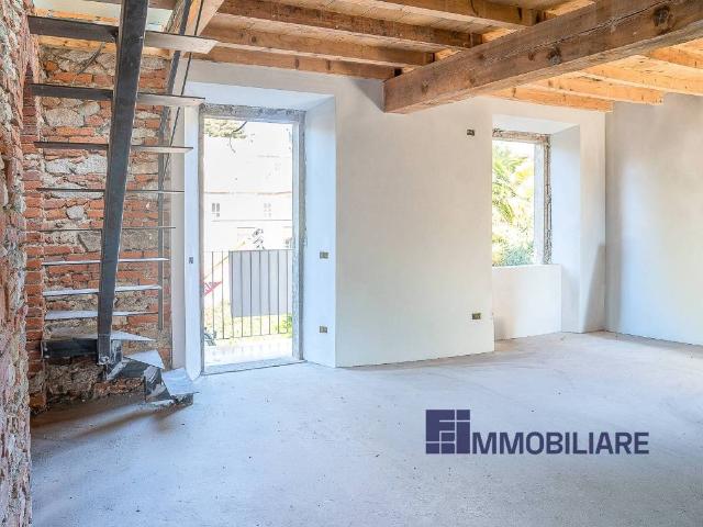 Appartamento in vendita a Angera, Lombardia