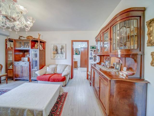 Appartamento in vendita a Angera, Lombardia