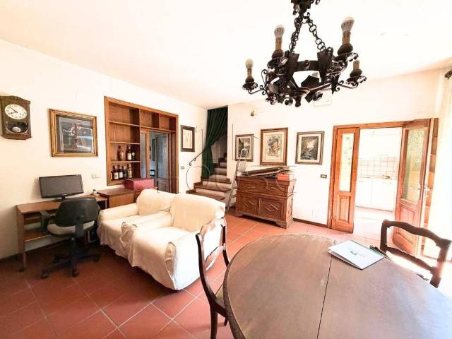 Appartamento in vendita a Palazzo Del Pero, Toscana