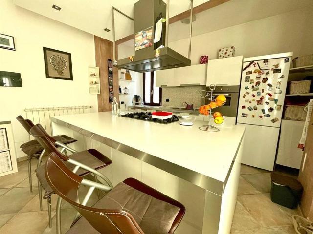 Appartamento in vendita a Azzate, Lombardia