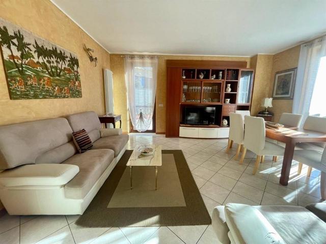 Appartamento in vendita a Azzate, Lombardia