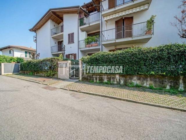 Appartamento in vendita a Azzate, Lombardia
