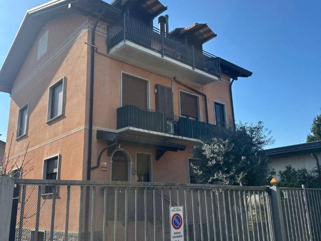 Appartamento in vendita a Barlassina, Lombardia