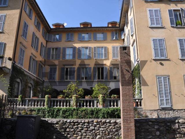 Appartamento in vendita a Città Alta, Bergamo