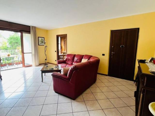 Appartamento in vendita a Besana In Brianza, Lombardia