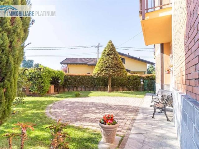 Appartamento in vendita a Besana In Brianza, Lombardia