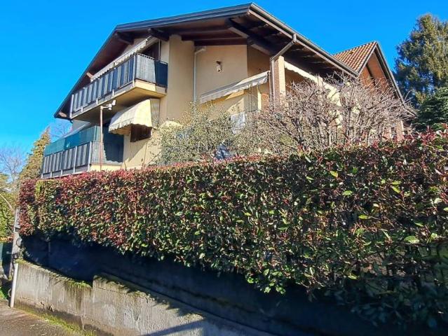 Appartamento in vendita a Besnate, Lombardia