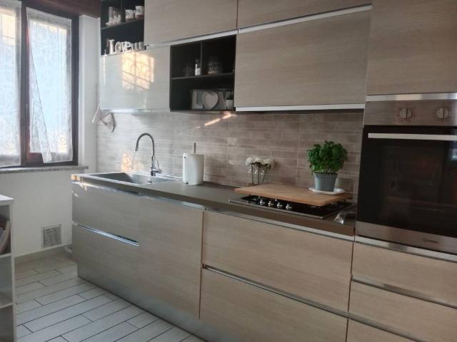 Appartamento in vendita a Biandronno, Lombardia
