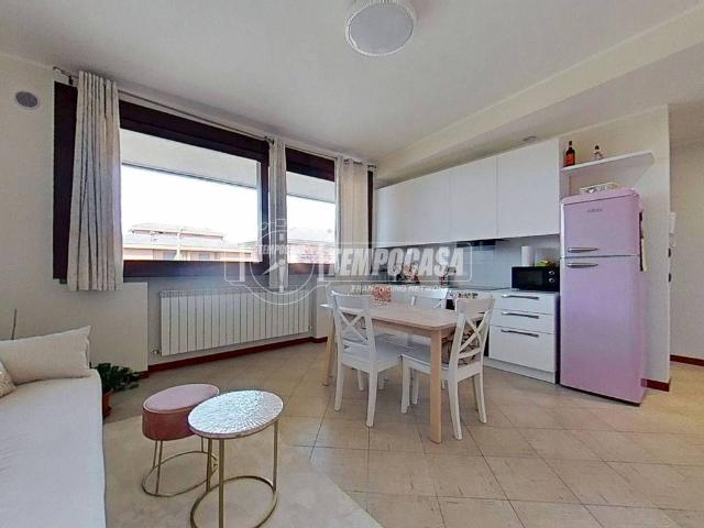 Appartamento in vendita a Biassono, Lombardia
