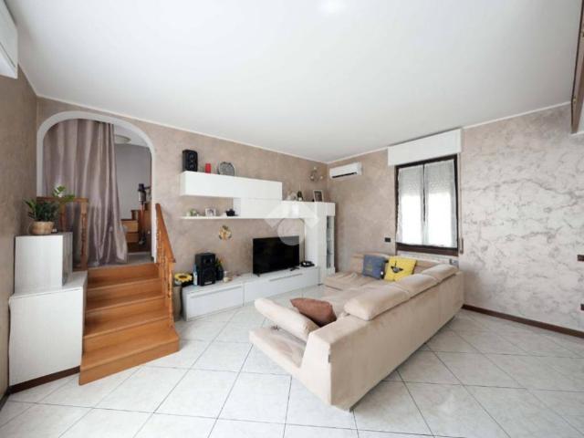 Appartamento in vendita a Biassono, Lombardia