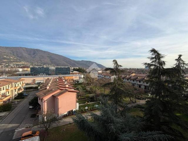 Appartamento in vendita a Zona Est, Brescia