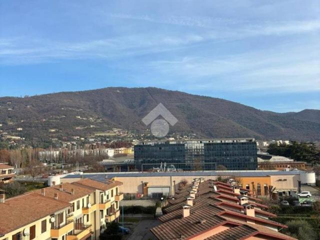 Appartamento in vendita a Zona Est, Brescia